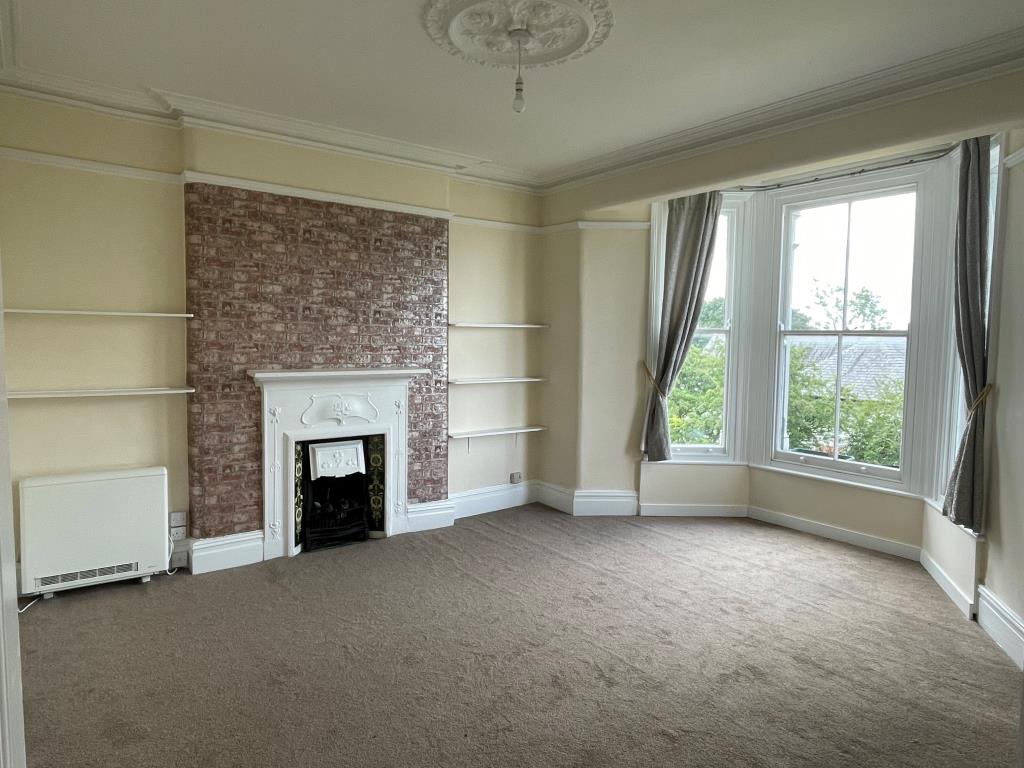 Lot: 34 - SPACIOUS APARTMENT IN GOOD LOCATION -